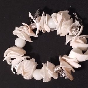 Women's bracelet with charms strechable